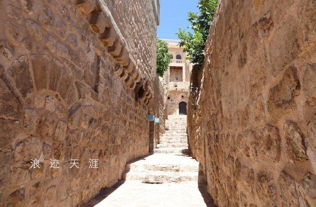 逃离废弃的建筑