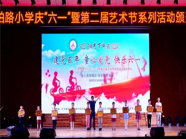 THE9团综小游戏，刘雨昕被“碾压”底下，赵小棠许佳琪柔韧性太好了