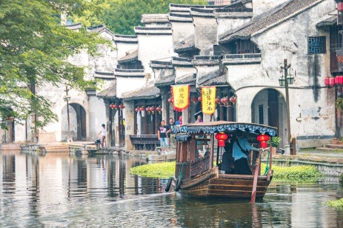 小区门口石狮子“出走”?物业:开发商搬走的 目前已归位